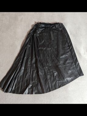 House of Harlow 1960 Black Faux-Leather Midi Skirt with Side Pleats